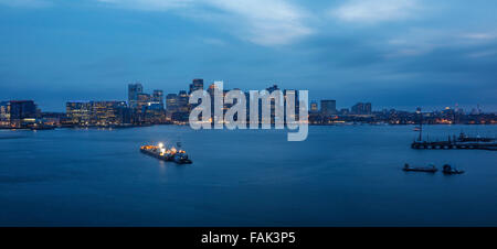 Hafen Sie mit Skyline bei Dämmerung, Boston, Massachusetts, USA Stockfoto