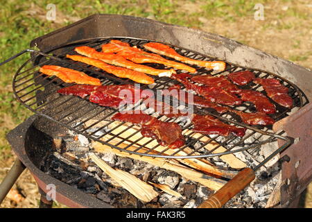 Lachs und Rind links am Grill zu rauchen Stockfoto