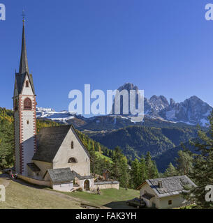 Kirche von San Giacomo mit Langkofel und Plattkofel, st. Ulrich, Gröden, St. Ulrich, Trentino - Alto Adige, South tyroll Stockfoto