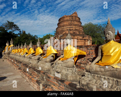 Buddha-Statuen vor der zentrale Stupa, Wat Yai Chai Mongkons, Thailand, Asien Stockfoto