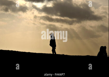 Seaford East Sussex 31. Dezember 2015 - Wanderer genießen die letzte von den seltenen Sonnenschein auf Seaford Kopf Felsen in Sussex als das Ende des Sturms Frank Großbritannien dadurch Abend Credit: Simon Dack/Alamy Live News Stockfoto