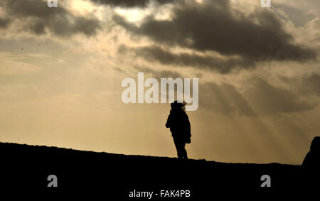 Seaford East Sussex 31. Dezember 2015 - Wanderer genießen die letzte von den seltenen Sonnenschein auf Seaford Kopf Felsen in Sussex als das Ende des Sturms Frank Großbritannien dadurch Abend Credit: Simon Dack/Alamy Live News Stockfoto