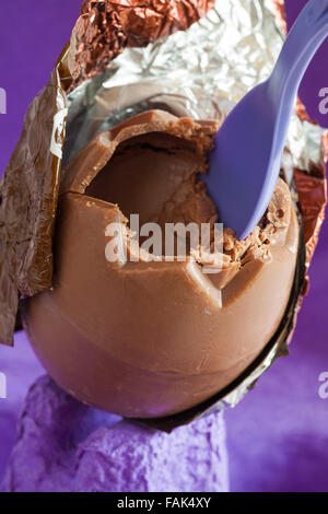 Cadbury Dairy Milk Ei'n'Löffel - choc - voll von Flauschigen lecker milchig Mousse mit Wrapper rückgängig gemacht bereit für Ostern zu essen Stockfoto