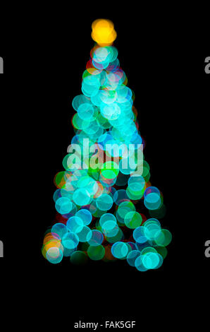 Zusammenfassung von Lichterketten auf ein Outdoor-Weihnachtsbaum in der Nacht auf schwarzem Hintergrund isoliert Stockfoto