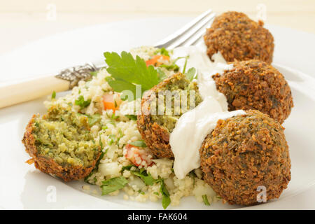 Felafel und Couscous-Salat Stockfoto