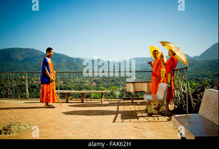 Mönche fotografieren, Phu Si, Luang Prabang, Laos, Asien Stockfoto