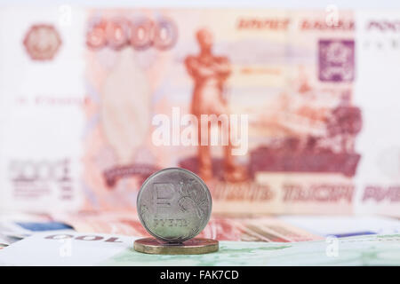 Rubel-Münze auf dem Hintergrund der Banknote 5000 Rubel closeup Stockfoto