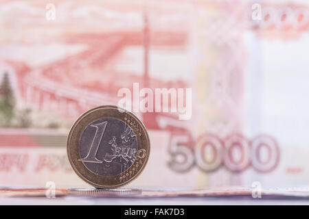 Euro-Münze auf dem Hintergrund der Banknote 5000 Rubel closeup Stockfoto