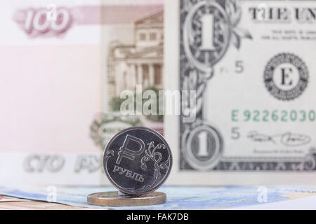 Euro-Münze auf dem Hintergrund der Banknote 5000 Rubel closeup Stockfoto