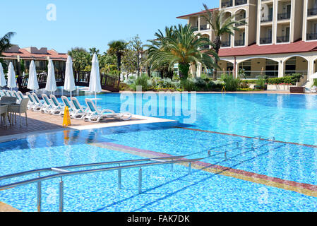 Schwimmbad mit Eingang für Behinderte im Luxushotel, Antalya, Türkei Stockfoto