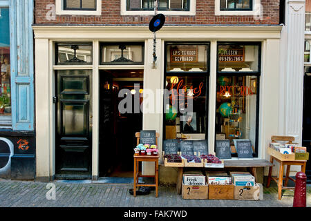 Einkaufen. Vintage Rekord, Marmelade und Obst-Shop, außen, Shop Tür Weg, Zentral Amsterdam Holland, Niederlande, Europa, Europäische Union, EU. Stockfoto