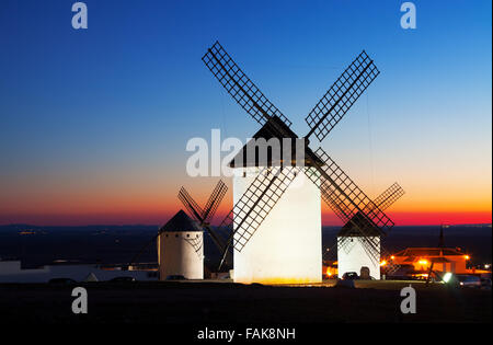 Gruppe von Windmühlen in Campo de Criptana im Sonnenuntergang. La Mancha, Spanien Stockfoto