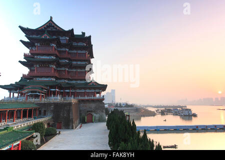 Nanchang, China - 30. Dezember 2015: Tengwang Pavillon in Nanchang bei Sonnenuntergang, einer der vier berühmten Türme in Süd-China Stockfoto