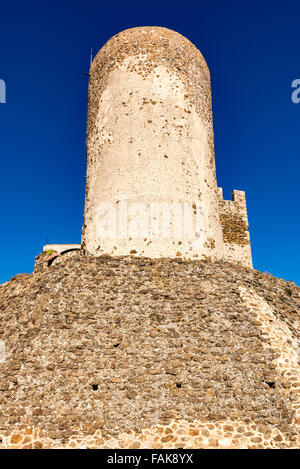 Ein Turm aus dem Castell de Montsoriu steht vor einem blauen Himmel. Stockfoto