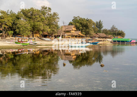 Ausleger-Kanus am Strand auf der kleinen Insel Gili Air, Lombok, Indonesien, Asien Stockfoto