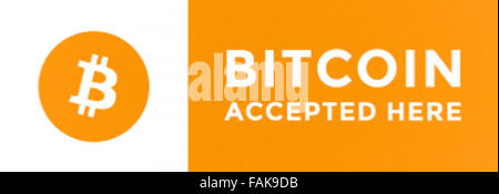 „Bitcoin Accepted HERE“-Werbeschilder für Einzelhandelsgeschäfte und andere reale Unternehmen. Bitcoin wurde 2009 eingeführt und ist ein dezentralisiertes digitales Währungs- und Zahlungssystem, das sofortige, unumkehrbare Zahlungen an alle weltweit mithilfe von Peer-to-Peer-Technologie ohne zentrale Autorität ermöglicht. Grafische visuelle Darstellungen, die 2010 in der Bitcoin-Community veröffentlicht wurden. Stockfoto