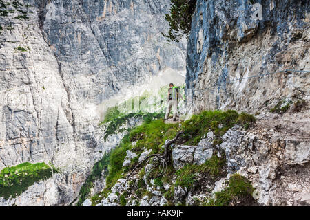 Junger Mann Backpacker zu Fuß auf Bergweg Cinque Torri, Cortina d ' Ampezzo, die Dolomiten, Italien Stockfoto