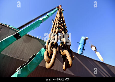 Schwere Industrie-Kette eingehakt auf einen Baukran Stockfoto