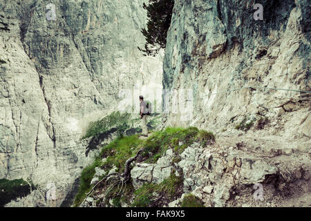 Junger Mann Backpacker zu Fuß auf Bergweg Cinque Torri, Cortina d ' Ampezzo, die Dolomiten, Italien Stockfoto