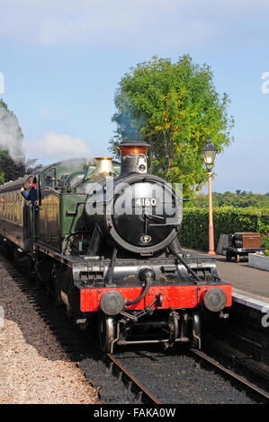 Dampfzug in Williton Station kommen auf der West Somerset Steam Railway. Stockfoto