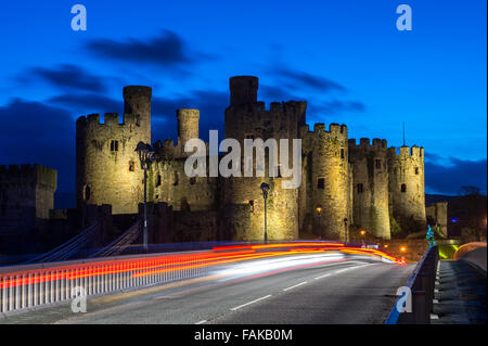 Conway Conwy Castle mit Licht Routen in der Nacht, Gwynedd, North Wales, UK Stockfoto