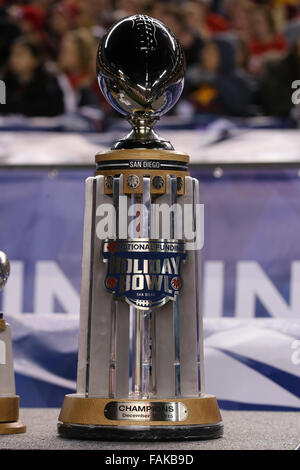 San Diego, CA. 30. Dezember 2015. Die Holiday Bowl Trophäe erscheint an der Seitenlinie während des Spiels zwischen der Wisconsin Badgers und die USC Trojans, nationale Finanzierung Holiday Bowl, Qualcomm Stadium in San Diego, CA. Fotograf: Peter Joneleit/Cal Sport Media. © Csm/Alamy Live-Nachrichten Stockfoto