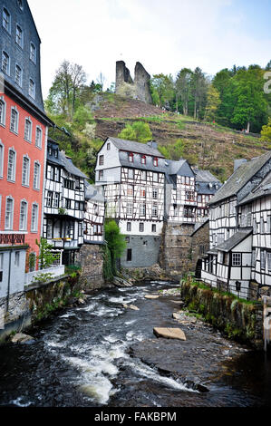 Häuser und Fluss in Monschau Deutschland Stockfoto