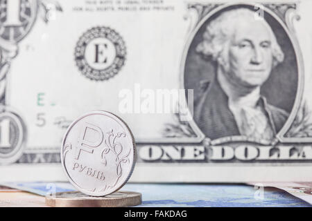 Münze Rubel auf dem Hintergrund Rechnungen, Dollar und Euro Stockfoto