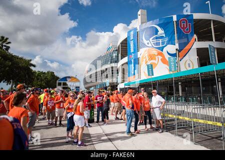 Miami, Florida, USA. 31. Dezember 2015. Außen Sun Life Stadium während der Hauptstadt eine Orange Schüssel College Football Playoff-Spiel zwischen Oklahoma und Clemson auf Donnerstag, 31. Dezember 2015 im Sun Life Stadium in Miami Gardens, FL.  Bildnachweis: Jacob Kupferman/Cal Sport Media/Alamy Live-Nachrichten Stockfoto