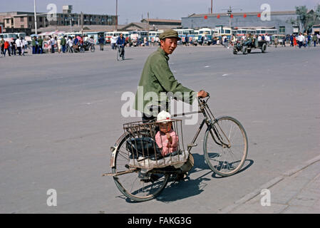 Kind in Fahrrad Träger, Hohhot, Hauptstadt der Inneren Mongolei autonomen Region Nordchina Stockfoto