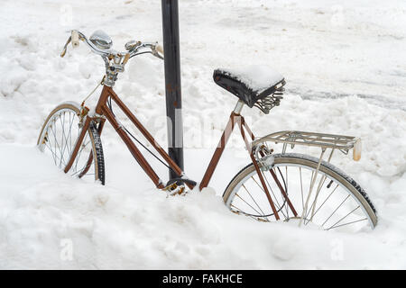 Fahrrad mit Neuschnee in Montreal nach ersten Schneesturm der Saison 2015 bedeckt Stockfoto