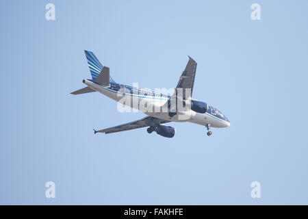 Aserbaidschan Airlines Airbus A319-111 (CN 2788), Sabiha Gökçen Flughafen landen. Stockfoto