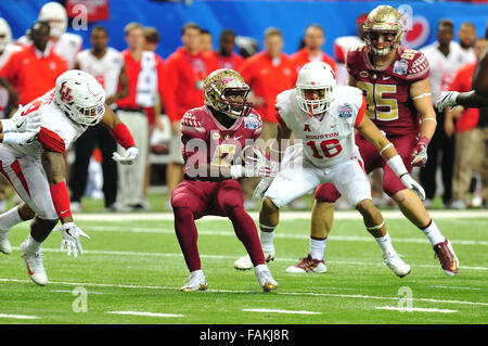 Atlanta Georgia, USA. 31. Dezember 2015. Florida State University WR Kermit Whitfield (#8) in Aktion während der Chick-Fil-A Peach Bowl-Spiel im Georgia Dome in Atlanta Georgia, USA. Houston Cougars gewannen das Spiel 38-24. Bill McGuire/CSM/Alamy Live-Nachrichten Stockfoto