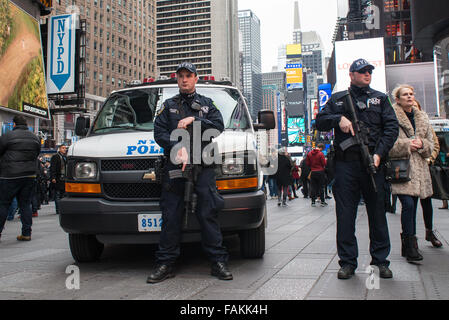 New York, Vereinigte Staaten von Amerika. 31. Dezember 2015. Schwer bewaffnete NYPD Anti-Terror-Offiziere Stand bei der Post nahe dem Eingang in die Sperrzone zwischen 42. und 43. Straße. Mit einem erhöhten Grad an Sicherheit durch die Gefahr eines terroristischen Streiks wie in Paris und San Bernadino lösen Vorbereitungen für New York Citys jährliche Times Square Silvester Feier reflektieren der Stadt weiterhin solche öffentlichen Versammlungen der öffentlichen Sicherheit. Bildnachweis: Albin Lohr-Jones/Pacific Press/Alamy Live-Nachrichten Stockfoto