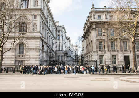 Menschenmassen vor den Toren der 10 Downing Street, Residenz des Premierministers, London, England, Großbritannien Stockfoto