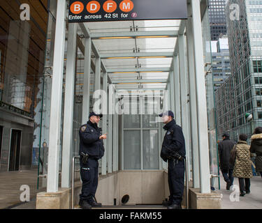 New York, Vereinigte Staaten von Amerika. 31. Dezember 2015. Anti-Terror-NYPD Offiziere stehen an Post außerhalb der Sixth Avenue u-Bahn-Eingang. Mit einem erhöhten Grad an Sicherheit durch die Gefahr eines terroristischen Streiks wie in Paris und San Bernadino lösen Vorbereitungen für New York Citys jährliche Times Square Silvester Feier reflektieren der Stadt weiterhin solche öffentlichen Versammlungen der öffentlichen Sicherheit. Bildnachweis: Albin Lohr-Jones/Pacific Press/Alamy Live-Nachrichten Stockfoto