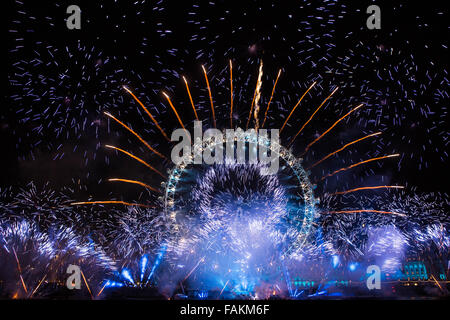 Westminster, London, UK, 1. Januar 2016, neue Jahre Feuerwerk, Feuerwerk bringt im neuen Jahr Kredit: Richard Soans/Alamy Live News Stockfoto