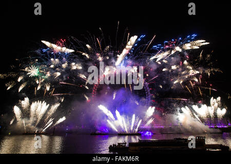 Westminster, London, UK, 1. Januar 2016, neue Jahre Feuerwerk, Feuerwerk bringt im neuen Jahr Kredit: Richard Soans/Alamy Live News Stockfoto