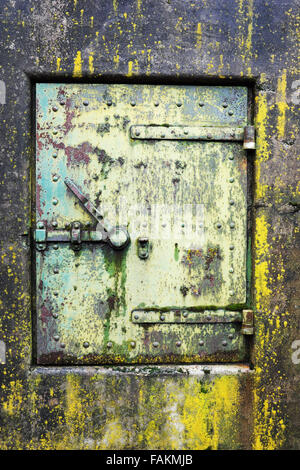 Rostige grünen Stahltür im Fenster "Betonbunker" geschlossen, Artillerie Hill, Fort Worden State Park, Port Townsend, Washington, USA Stockfoto