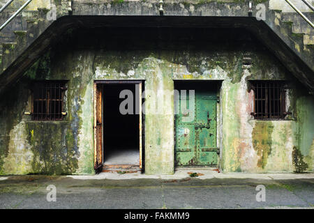 Offene und geschlossene rostigen grünen Stahltüren in Beton bunker Tunnel, Artillerie Hill Fort Worden State Park, Port Townsend Stockfoto