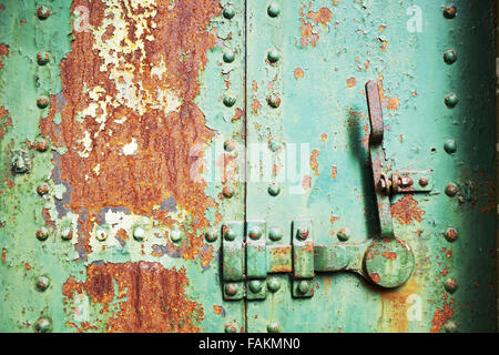 Rostige grünen Stahltür in Betonbunker, geschlossen, Artillerie Hill, Fort Worden State Park, Port Townsend, Washington, USA Stockfoto