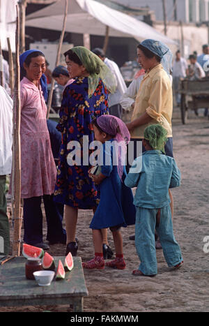 Uyghur Frauen und Kinder in Turpan Markt, Provinz Xinjiang, China Stockfoto