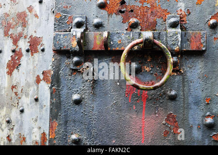 Rostigem Stahl Riegel auf Stahl Bunker Tunnel Tür, Artillerie Hill, Fort Worden State Park, Port Townsend, Washington, USA Stockfoto