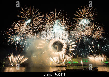 Westminster, London, UK, 1. Januar 2016, neue Jahre Feuerwerk, Feuerwerk bringt im neuen Jahr Kredit: Richard Soans/Alamy Live News Stockfoto