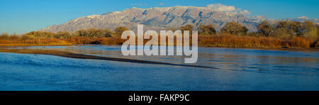 Sandia Berge, fotografiert von der Rio Grande in Albuquerque, New Mexico, USA. Stockfoto