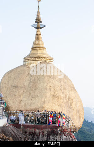 Berühmte, Pagode, auf, Platz, der, Gottesdienst, Wallfahrt, für, Buddhisten, und Touristen an, Gold, Gold, prekär, ausgeglichen, Rock, Myanmar, Birma, Gold, Kyaitiyo, buddhistischen, Stockfoto