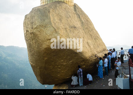 Berühmte, Pagode, auf, Platz, der, Gottesdienst, Wallfahrt, für, Buddhisten, und Touristen an, Gold, Gold, prekär, ausgeglichen, Rock, Myanmar, Birma, Gold, Kyaitiyo, buddhistischen, Stockfoto