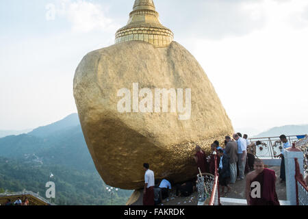 Berühmte, Pagode, auf, Platz, der, Gottesdienst, Wallfahrt, für, Buddhisten, und Touristen an, Gold, Gold, prekär, ausgeglichen, Rock, Myanmar, Birma, Gold, Kyaitiyo, buddhistischen, Stockfoto