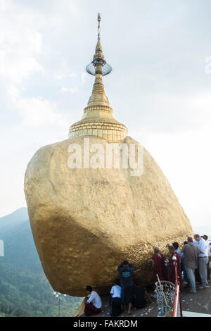 Berühmte, Pagode, auf, Platz, der, Gottesdienst, Wallfahrt, für, Buddhisten, und Touristen an, Gold, Gold, prekär, ausgeglichen, Rock, Myanmar, Birma, Gold, Kyaitiyo, buddhistischen, Stockfoto