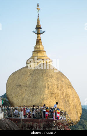 Berühmte, Pagode, auf, Platz, der, Gottesdienst, Wallfahrt, für, Buddhisten, und Touristen an, Gold, Gold, prekär, ausgeglichen, Rock, Myanmar, Birma, Gold, Kyaitiyo, buddhistischen, Stockfoto